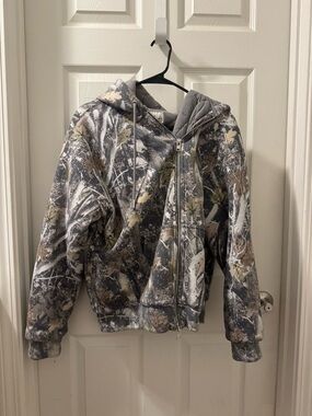Abercrombie & Fitch Men’s Camo-Pattern Hooded Puffer Jacket in Grey and Brown